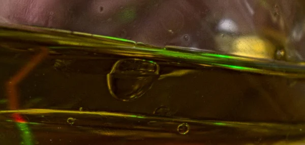 Αφηρημένοι Σχηματισμοί Πράσινου Laser Ένα Ποτήρι Γεμάτο Λιπαρό Υγρό — Φωτογραφία Αρχείου