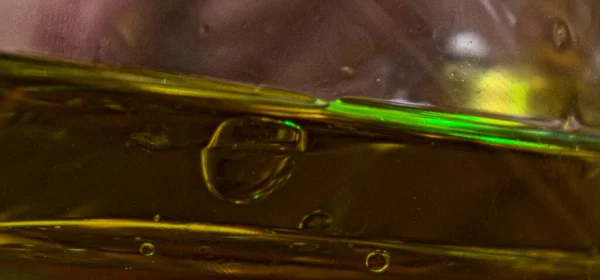 Abstrakcyjne Formacje Zielonego Laserowego Wystrzału Szklanki Pełnej Tłustej Cieczy — Zdjęcie stockowe