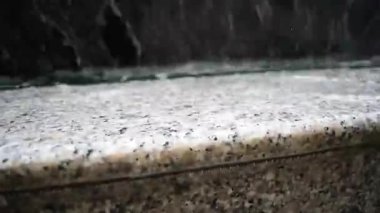 Fıskiyeden akan su.