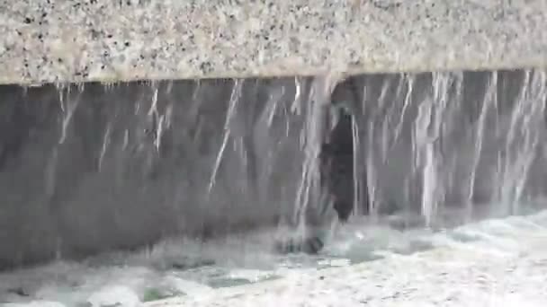 Woda Wypływająca Marmurowej Fontanny — Wideo stockowe