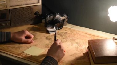 Dünya haritası, kamerası, kitapları ve radyosu olan klasik çalışma alanı