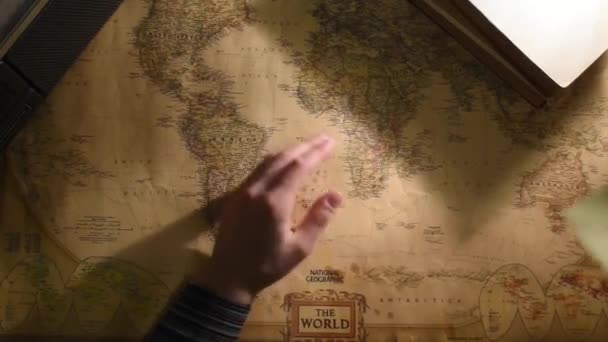 Espacio Trabajo Retro Vintage Con Mapa Del Mundo Cámara Libros — Vídeo de stock