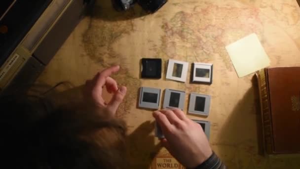 带有世界地图 照相机 书籍和收音机的复古复古工作空间 — 图库视频影像