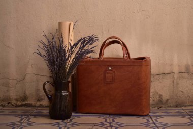 Eski kitaplar, lavantalar, eski bavullar.