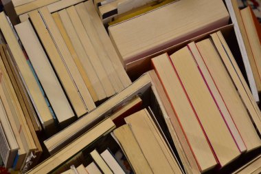 Okuma konsepti: Kağıt içeren eski kitap yığını