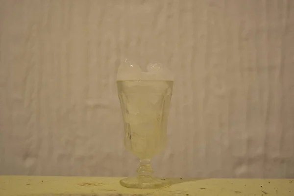 Склянка Повна Льоду Столі Біла Концепція Літа — стокове фото