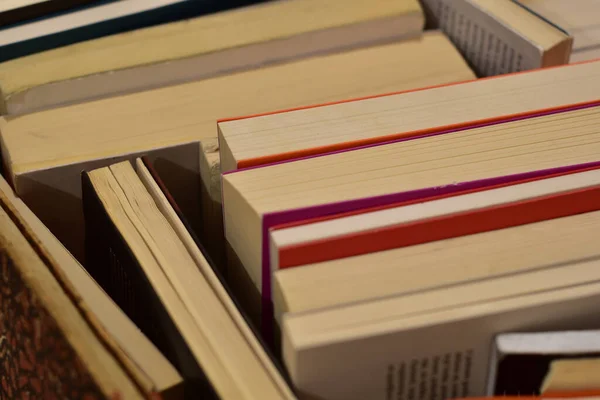 Okuma konsepti: Kağıt içeren eski kitap yığını