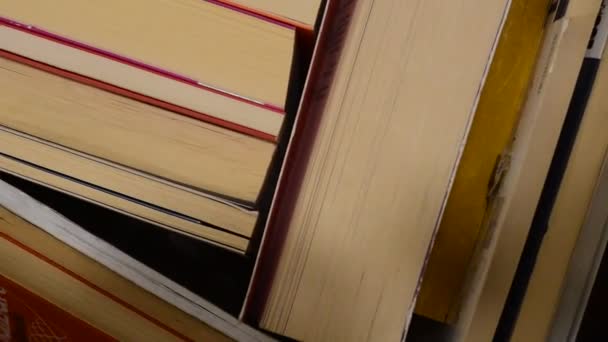 Begrip Lezen Stapel Boeken Een Vloer Opgedoken — Stockvideo