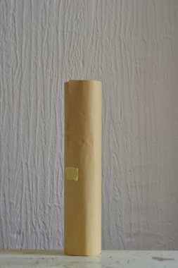 Tahta bir masada eski bir kağıt rulosu