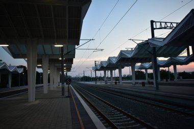 Şehirdeki tren istasyonu gün batımında 