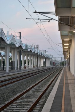 Şehirdeki tren istasyonu gün batımında 