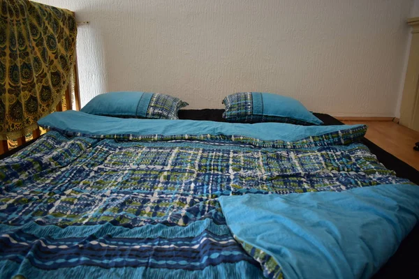 Misafir Yatağı Yastıklar Misafirler Için Hazırlanmış Bir Kutu — Stok fotoğraf