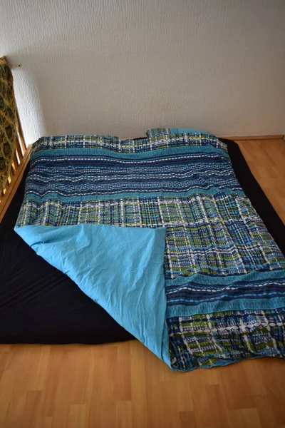 お客様のために枕と箱を備えた床の上のゲストベッド — ストック写真