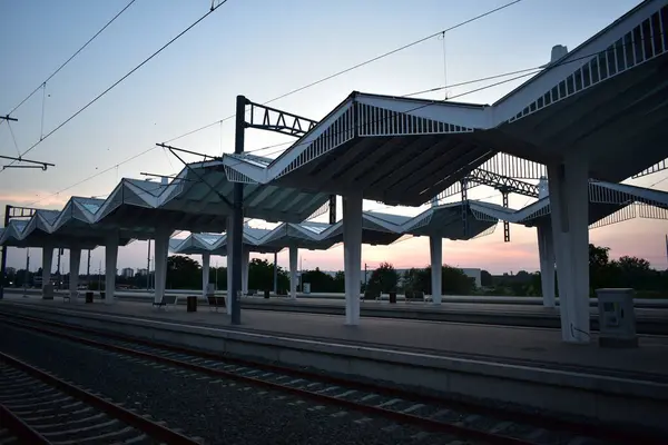 Železniční Stanice Městě Při Západu Slunce — Stock fotografie