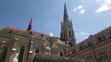 Sırbistan 'ın Novi Sad kentindeki çeşmenin arkasındaki Mary Church' ün adı