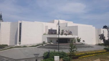 Novi Sad, Sırbistan - 07 10 2023: Güneşli bir yaz gününde Sırp ulusal tiyatrosu