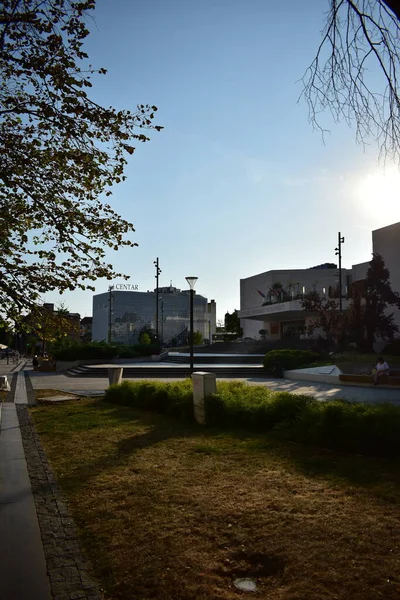 晴れた日にノヴィ サド市内中心部のセルビア国立劇場 — ストック写真