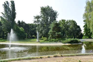 Novi Sad, Sırbistan - 07 11 2023: Güneşli bir günde Tuna Parkı Gölü