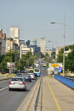 Novi Sad, Sırbistan - 07 11 2023: Gökkuşağı köprüsünden Novi Sad 'a giriş