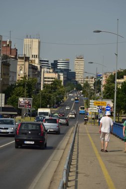 Novi Sad, Sırbistan - 07 11 2023: Gökkuşağı köprüsünden Novi Sad 'a giriş