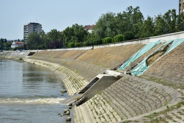 Novi Sad, Sırbistan - 07 11 2023: Tuna Nehri 'nde Novi Sad kanalizasyon çıkışı