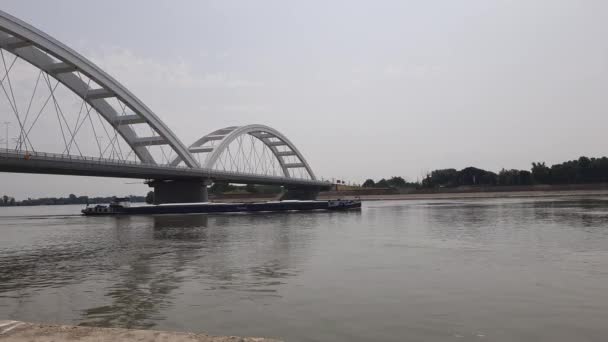 Novi Sad Serbia 2023 Boat Passing Zezelj Bridge Danube River — 图库视频影像