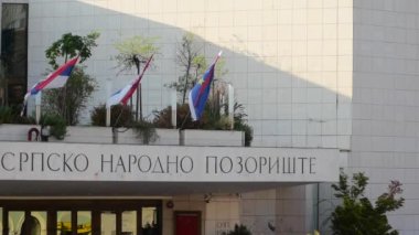 Novi Sad, Sırbistan - 07 23 2023: Sırp Ulusal Tiyatrosu Bayrakları