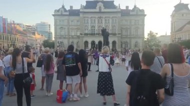 Novi Sad, Sırbistan - 07 28 2023: Sokaktaki çok ırklı sokak dansçıları ve Novi Sad sokaklarındaki dansçıları izleyen kalabalık