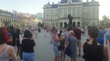 Novi Sad, Sırbistan - 07 28 2023: Sokaktaki çok ırklı sokak dansçıları ve Novi Sad sokaklarındaki dansçıları izleyen kalabalık