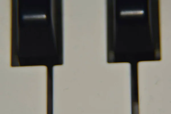 关闭钢琴键 极端宏拍的乐器 钢琴合成器键 — 图库照片
