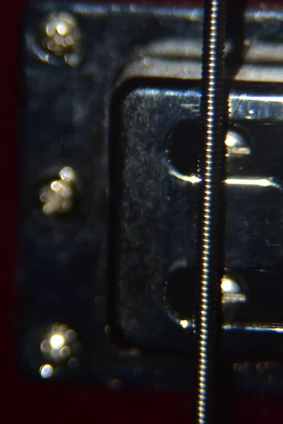 Zamknij Struny Gitary Basowej Ekstremalne Makro Strzał Instrumentu Grube Metalowe — Zdjęcie stockowe