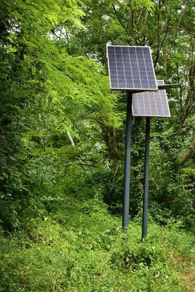 公园里的太阳能电池板公园里用于闪电的小太阳能电池板 环境可持续性 — 图库照片