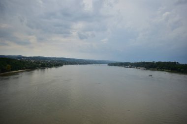 Tuna Nehri manzarası bulutlu bir günde 