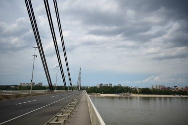 Novi Sad, Sırbistan - 07: 30 2023: Tuna Nehri üzerindeki Strand plajı bulutlu bir günde köprüden çekildi