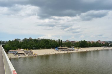 Novi Sad, Sırbistan - 07: 30 2023: Tuna Nehri üzerindeki Strand plajı bulutlu bir günde köprüden çekildi