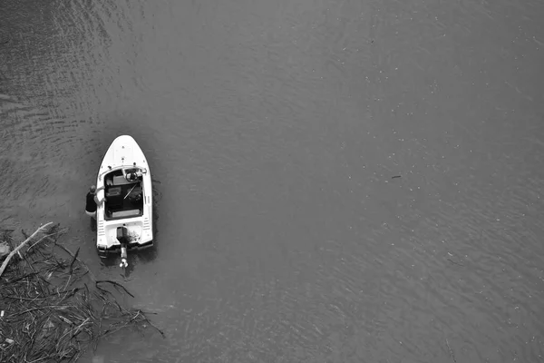 Homem Caucasiano Perto Barco Grande Rio Raso Disparado Cima Viagens — Fotografia de Stock