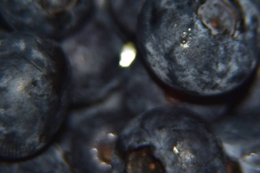 Lezzetli, lezzetli yaban mersinlerini yakın çekim. Meyve dokusu arkaplanının aşırı yakınlaşması.