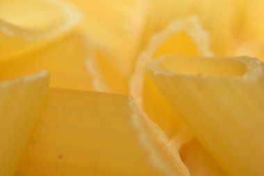 Çiğ makarnayı kapat. Ekstrem makro yiyecek çekimi: buğday makarna dokusu arka plan