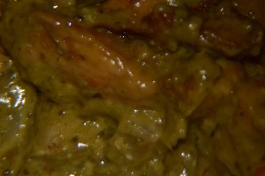 Pesto soslu tavuk göğsü yakın.