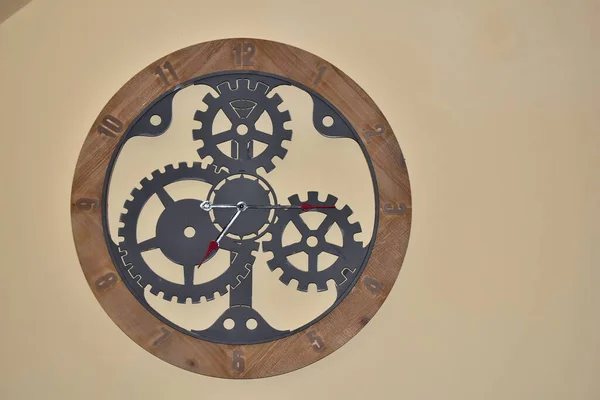 Jam Dinding Dengan Roda Gigi Mekanik Dalamnya — Stok Foto