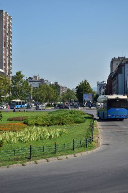 Novi Sad, Sırbistan - 08 04 2023: Novi Sad, Sırbistan 'da otobüs ulaşımı. Güneşli bir günde otobüs döner tablosu