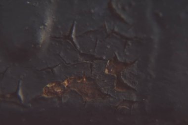 Çizgili siyah boyalı paslı bir metale yaklaş.