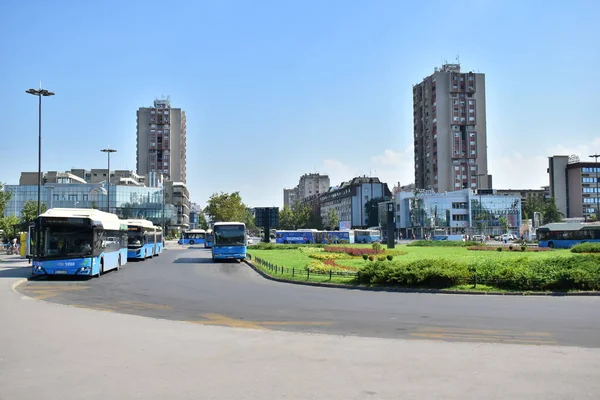 ノヴィ セルビア 2023 セルビアのノヴィ サドのバス輸送 晴れた日のバスターンテーブル — ストック写真