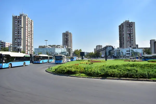 塞尔维亚Novi Sad 2023 塞尔维亚Novi Sad的公交交通 阳光灿烂的日子里的公共汽车转台 — 图库照片
