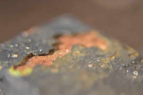 Nahaufnahme Eines Rostigen Metalls Mit Gestreifter Schwarzer Farbe — Stockfoto