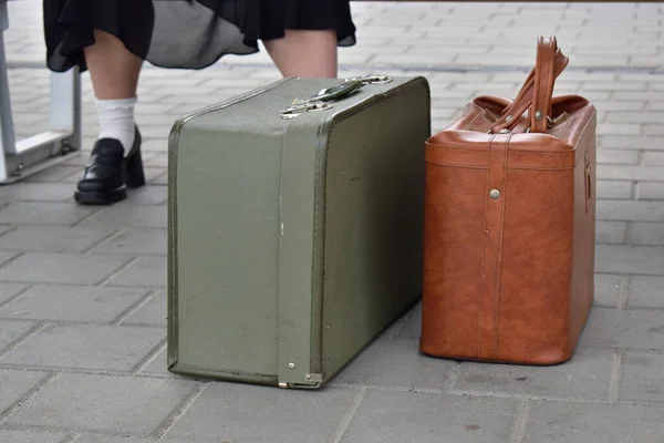 火车站上的老式行李箱 — 图库照片