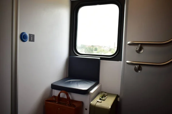 Eski bavulları olan modern bir trenin içi.