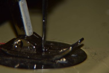 Dikiş makinesinin ayağını ve iğnesini kapat. 