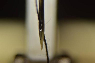 Dikiş makinesinin iğnesini kapat.