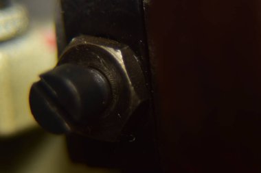 Bir makinenin içindeki metal vidayı kapat